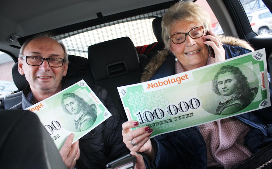 Olav Kortnes og Randi Utengen fra Syllingen i Buskerud er gode naboer og venner. Fredag 6. november satt de i bilen på vei til rakfiskfestival da de begge fikk beskjeden: "Du har vunnet 100.000 kroner i Nabolaget."