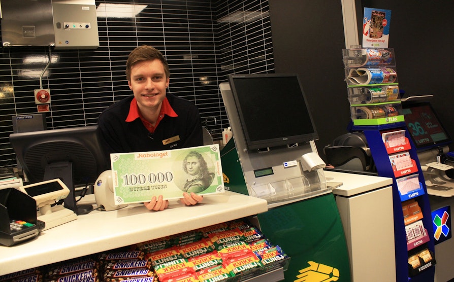 Per Christian Bergstrøm (24) vant 100.000 kroner i Nabolaget 18. desember da en av naboene hans i Elverum vant en million kroner. Her er han på Esso Tiger Basthjørnet i Elverum, hvor TV 2 kom på besøk.