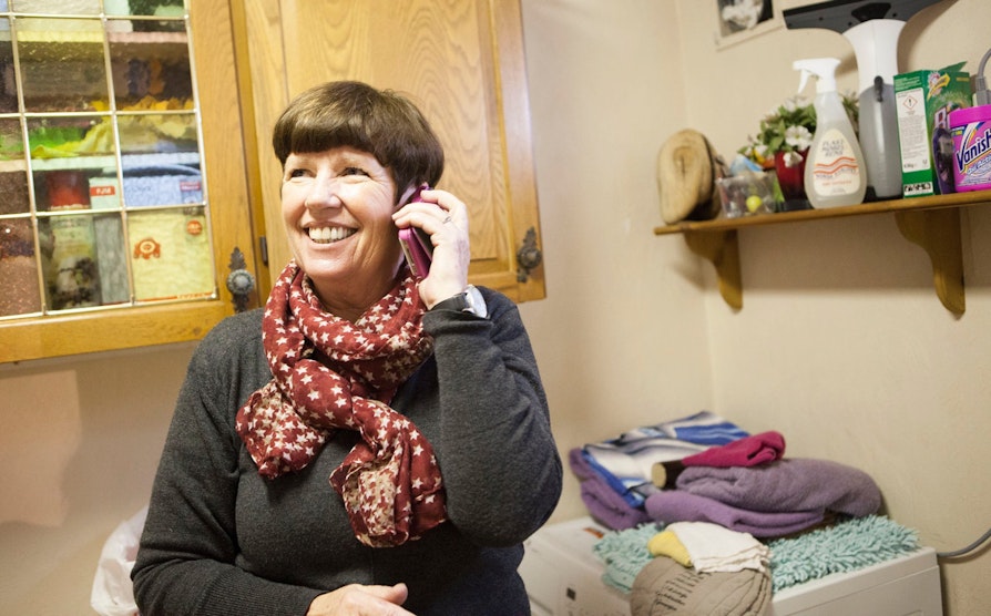 Bente Gehrken (60) fra Rakkestad slet med dekningen da hun fikk telefonen fra Hamar. Hun måtte løpe inn på vaskerommet for å få med seg millionbeskjeden.