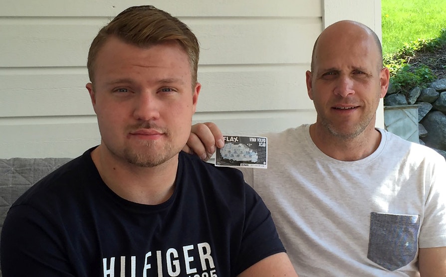 Fikk BilFlax i gave - vant ny Volvo, Geir Olavsbråten (vinner) og stesønnen Emil. Årdalstangen.