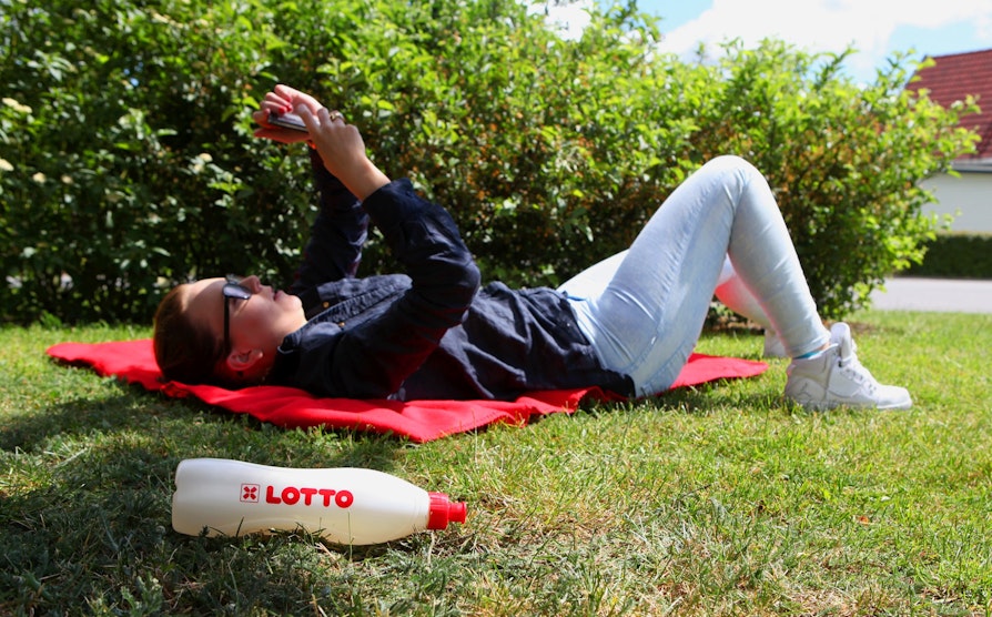 Lotto, mobil, sommer, drikkeflaske, soler seg i gresset