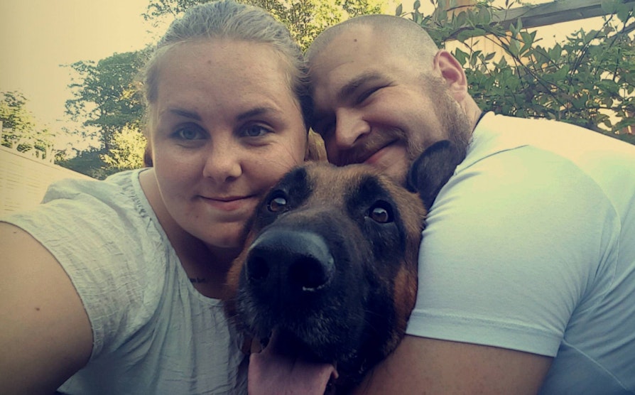 Sara Nordlie Paulsen (21) fra Mysen vant 100.000 kroner i Nabolaget 15.07.16. Her sammen med samboer Knut Tvedt og hunden Quido.