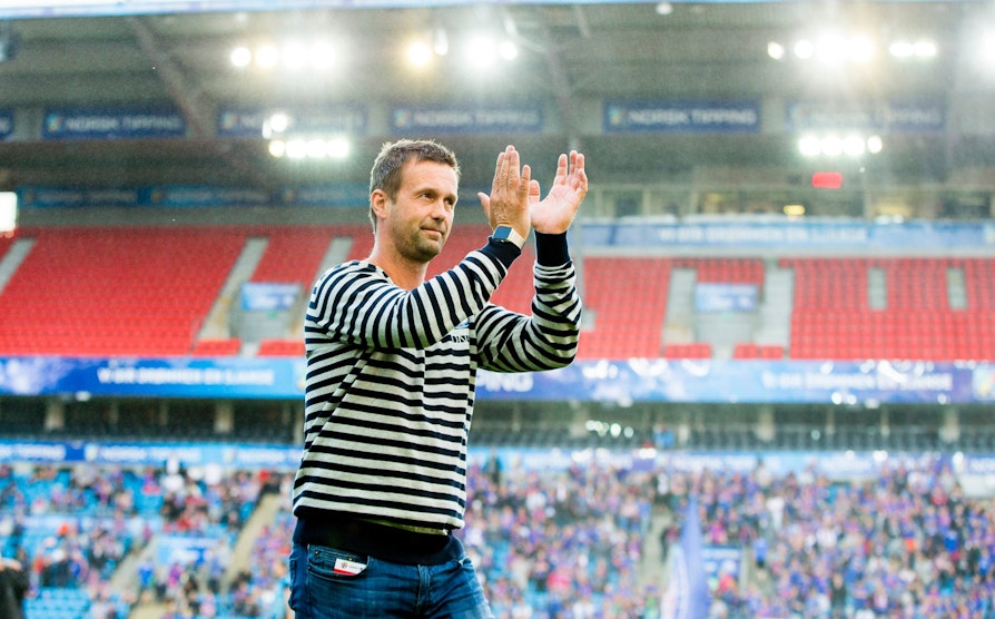 Eliteserien fotball 2016: Vålerenga-Molde. Ronny Deila blir ønsket velkommen som ny VIF-trener i pausen under eliteseriekampen mellom Vålerenga og Molde på Ullevaal stadion. Foto: Vegard Wivestad Grøtt / NTB scanpix