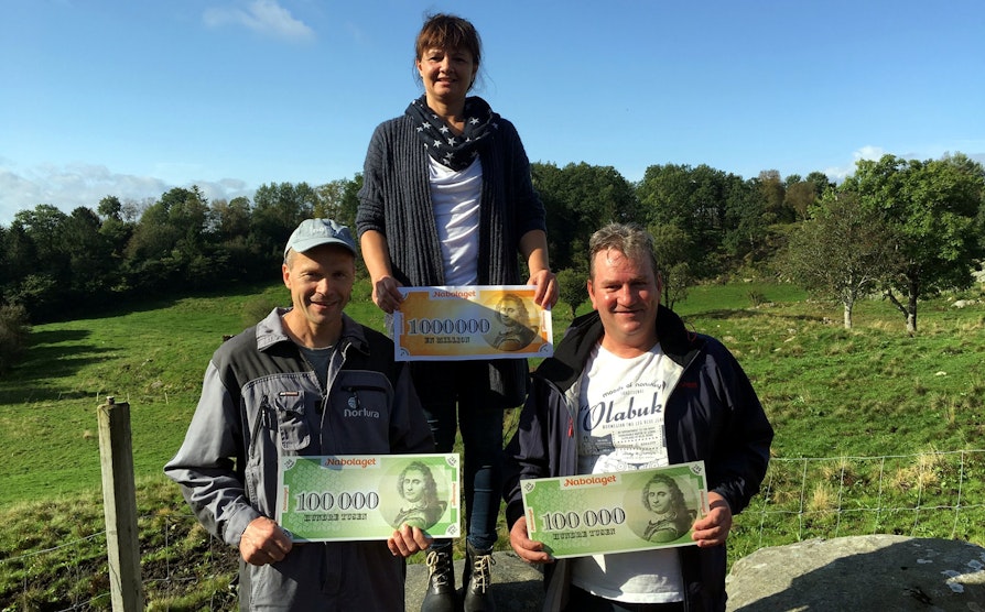 Solfrid Johanne Haukås Haugsgjerd i midten. Egil Haugsgjerd (t.v), Alf Inge Steinsøy til høyre.