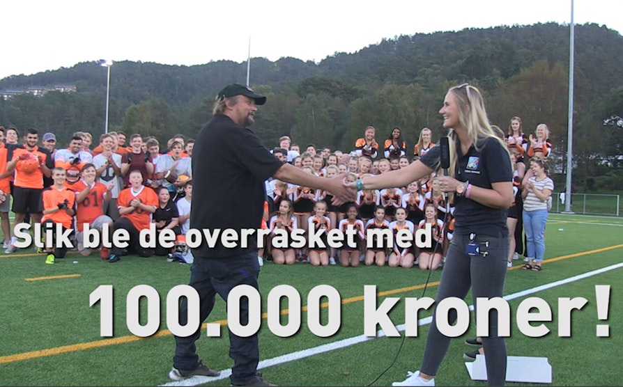 Åsane Seahawks amerikansk fotball og cheerleading ble overrasket med 100.000 kroner! Dette i forbindelse med at Grasrotandelen feirer grasrotgiver nummer én million. Trygve Talhaug tar imot sjekken på vegne av klubben.