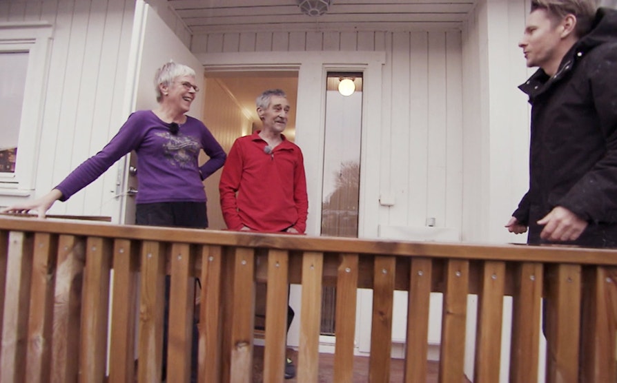 Da ekteparet Kristin og Steinar Lona ble Lotto-millionærer bestemte de seg for å kjøpe seg hus i det som blir omtalt som "Lotto-bygda", Verdal. Her er programleder Reidar Buskenes på besøk.