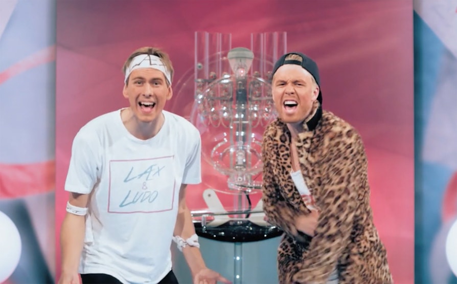 Herman Flesvig og Jon Sindre Fjellvang i humorkollektivet Ledelsen har rekonstruert et vinnerøyeblikk for Norsk Tipping.