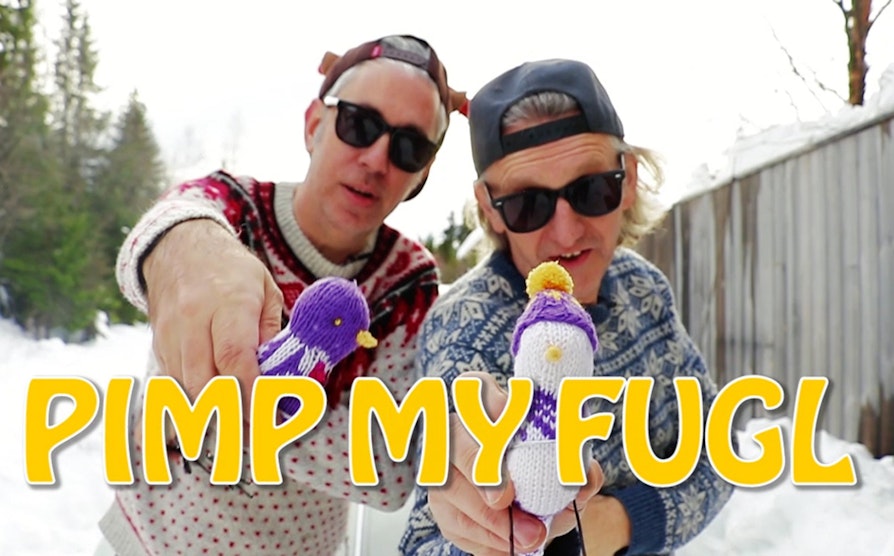 Arne og Carlos har designet Spre Glede-fugler for Extra og sprer glede på Norsk Tippings Facebook-side i desember. Her fra episoden "Pimp my fugl".