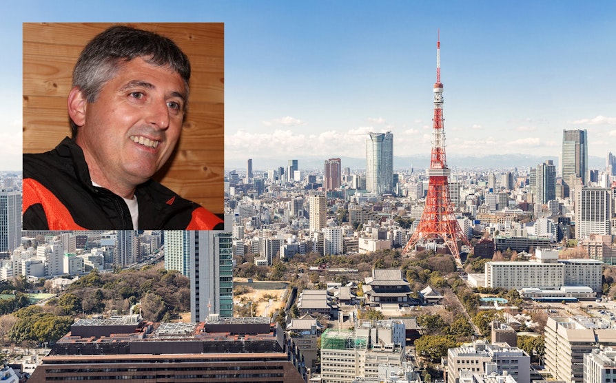 Jon Tore Sætre fra Nordfjordeid jobber i Tokyo. Han var på vei dit i fly da Norsk Tipping forsøkte å få tak i ham for å fortelle at han var trukket ut som Joker-kandidaten.