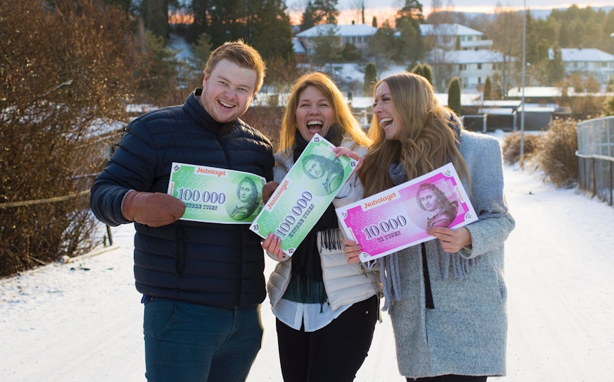 Glade naboer med sjekker i vinterlandskap.