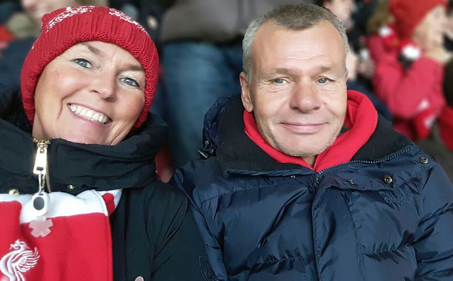 Eva og Ole-Erik Kihle fra Horten var alene om å få 12 rette på Lørdagskupongen til pause 11. mars. Her er de på Liverpool-kamp i november.