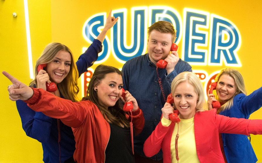 TAR DU TELEFONEN? Om Ina Taasaasen, Marthe Stenberg, Lars Hulleberg, Ingrid Roterud Mathisen og Pernille Storholm Skaret ringer deg påskeaften, bør du ta telefonen!