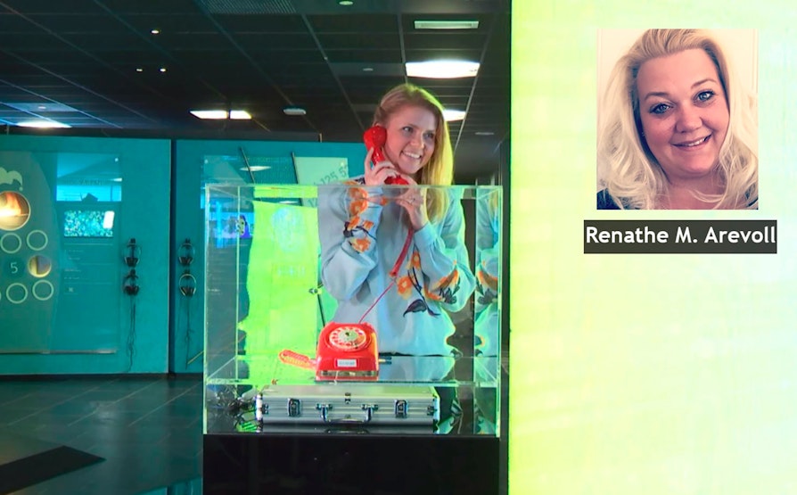 Pernille Storholm Skaret svarer folk som tar telefonen til Hamar. Denne gangen var det Renathe M. Arevoll som kom gjennom og vant Flax-lodd.