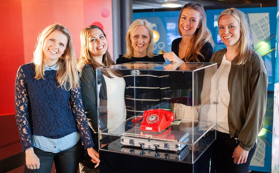 De tar telefonen når tusenvis tar en telefon til Hamar. Fra venstre: Pernille Storholm Skaret, Marthe Stenberg, Ingrid Roterud Mathisen, Ina Taasaasen og Anne Siri Nørstebø Walker.