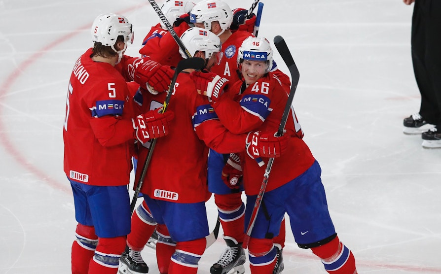 Hockey-landslaget jubler etter en scoring mot Frankrike i åpningskampen i VM.