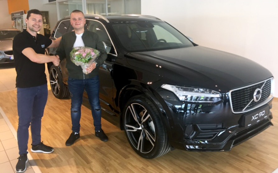 Andrius Gylys fikk BilFlax-Volvoen overrakt av en langtflyvende norsk idrettsstjerne og Volvo-selger, nemlig skihopper Anders Jacobsen.