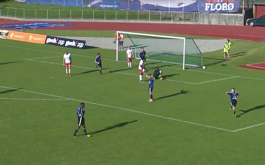 Florø jubler etter en scoring mot Fredrikstad.