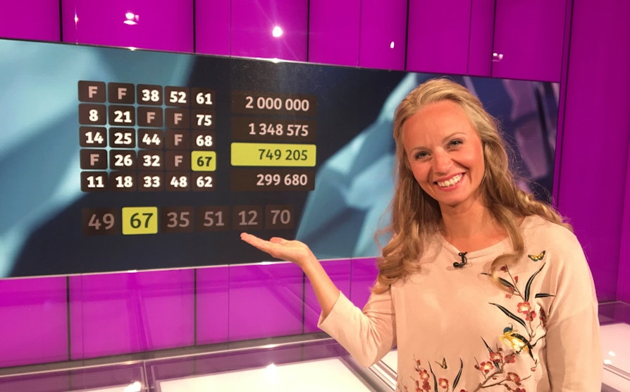 Programleder Kjersti Gullvåg gratulerer ei dame fra Oslo.