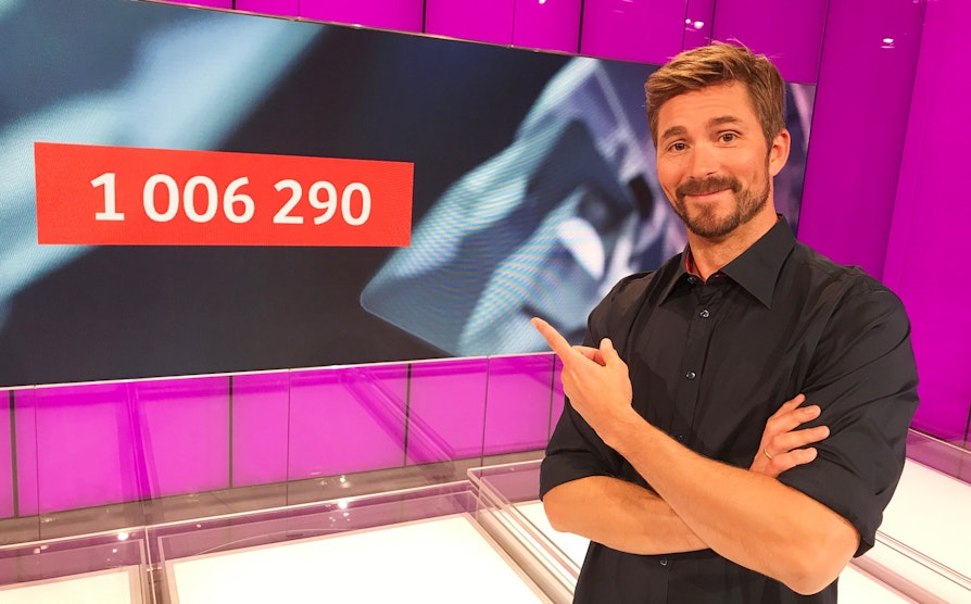 BLE MILLIONÆR: Extra-programleder Truls Pedersen kunne gratulere kveldens Extra-kandidat med over 1 million kroner.