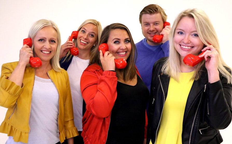 VINNERTEAMET: Redaktørene er klare for å ringe ca. 33 millionærer under SuperLotto den 16. september. Fra venstre: Ingrid Roterud Mathisen, Anne Siri Nøstebø, Marthe Stenberg, Lars Hulleberg og Nina Rundsveen.