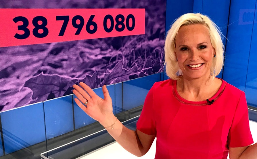 En nordmann ble over 38 millioner kroner rikere etter at han fikk seks rette og stakk av med annenpremien i Vikinglotto 8. november. Programleder Ingeborg Myhre gratulerer.