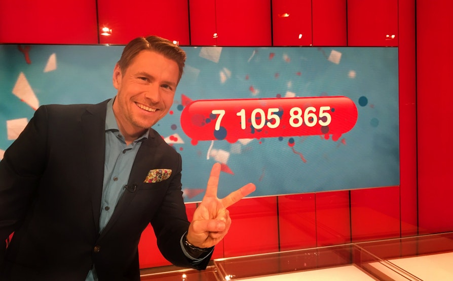Programleder Reidar Buskenes kan gratulere to heldige Lotto-spillere.