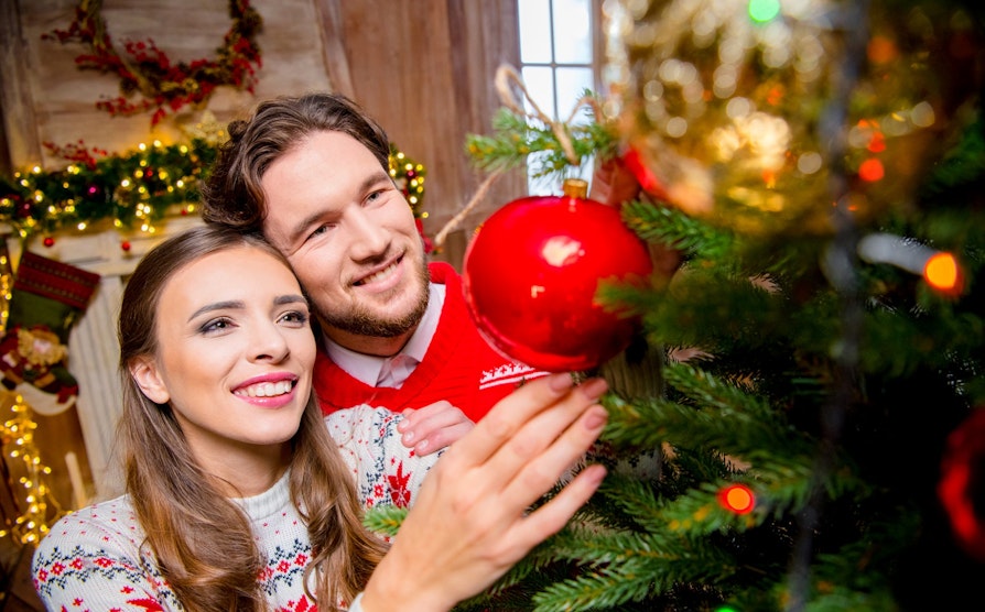 Par pynter juletreet.