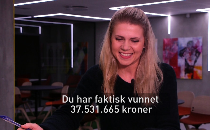 Trekningsredaktør Pernille Storholm Skaret ringer en mann fra Klepp i Rogaland som har vunnet over 37,5 millioner kroner.
