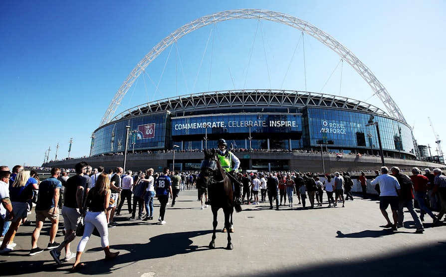 Tilskuere utenfor Wembley stadion