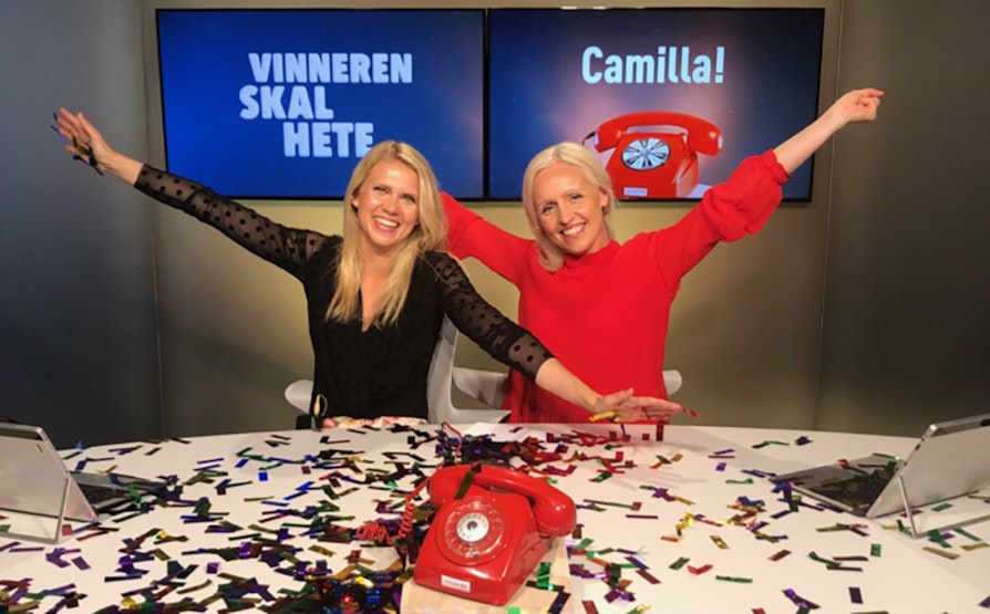 Pernille Storholm Skaret og Ingrid Roterud Mathisen ringer vinnerne i konkurransen «Hva skal vinneren hete?». Her har de nettopp ringt Camilla Glorud (38)