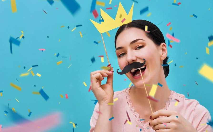 Kvinne feirer confetti