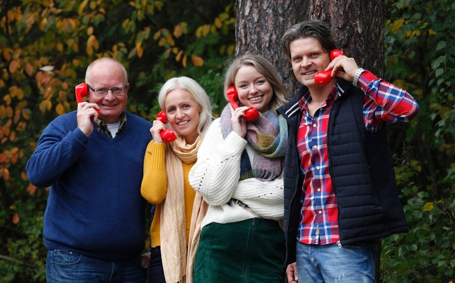 TELEFONEN FRA HAMAR: Atle Onsrud Jensen, Ingrid Roterud Mathisen, Nina Rundsveen og Ola Thorset ringer ferske millionærer fra vinnernummeret 625 60 000.