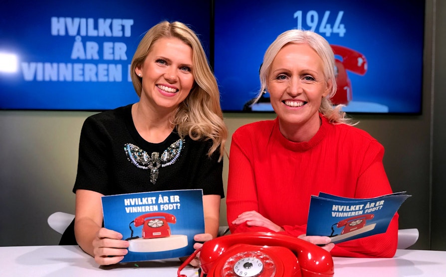 FIKK SVAR: Pernille Storholm Skaret og Ingrid Roterud Mathisen tok Telefonen fra Hamar, fikk svar og delte ut 100.000 kroner til Svein Rasmussen fra Molde.