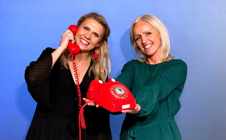 Pernille Storholm Skaret og Ingrid Roterud Mathisen ringer vinnere i Norsk Tippings konkurranse "Hvilket år er vinneren født?". Ta telefonen når det ringer fra 625 60 000!