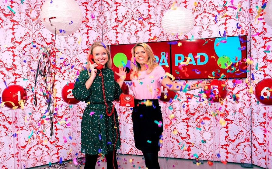 7 PÅ RAD: Nina Rundsveen og Pernille Storholm Skaret spratt konfettien for de sju Lotto-spillerne som vant 1 million kroner i kampanjen 7 på rad.