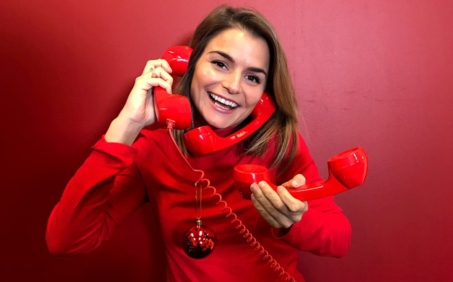 Supertrekning i Lotto bittelille julaften 2018. Elin Bjørn er blant trekningsredaktørene som skal ringe de rundt 40 heldige millionærene.