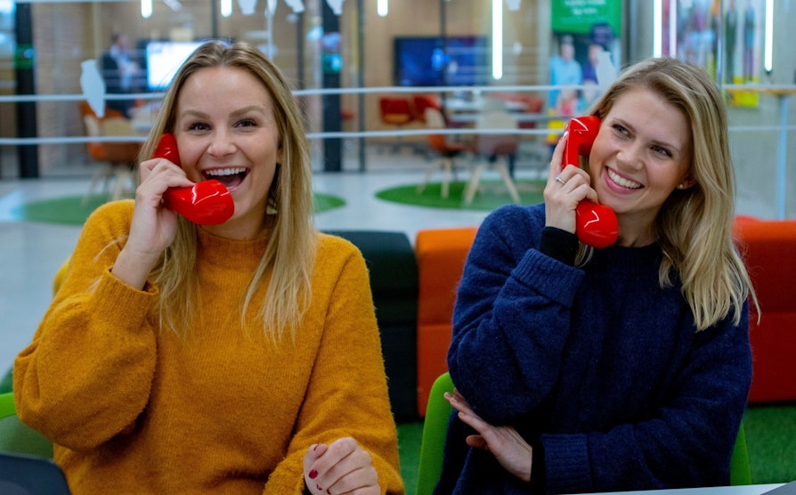 Hjelp oss å ringe Lotto-millionærer! I forbindelse med at vi trekker ut 53 ekstra Lotto-millionærer påskeaften, ønsker vi hjelp til av deg! Bli ringevikar på Hamar og jobb sammen med Norsk Tippings vinnerteam.