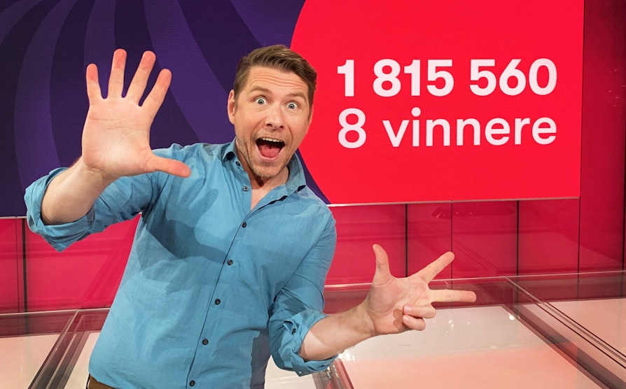 Reidar Buskenes gratulerer 8 vinnere