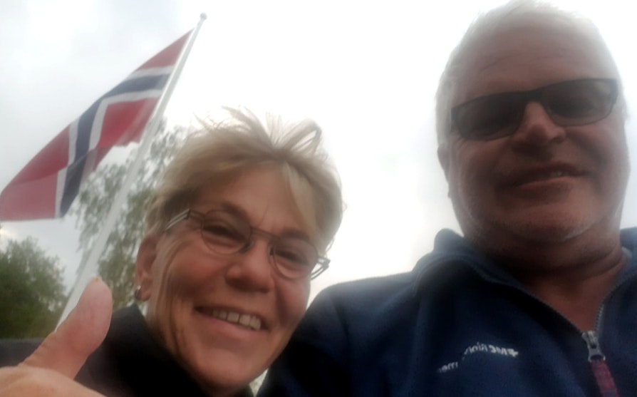 Kai Runar Andersen 66 år fra Kongsberg sendte en jubelselfie sammen med kjæresten Heidi etter at han ble Lotto-millionær. Han vant 2.796.510 kroner.