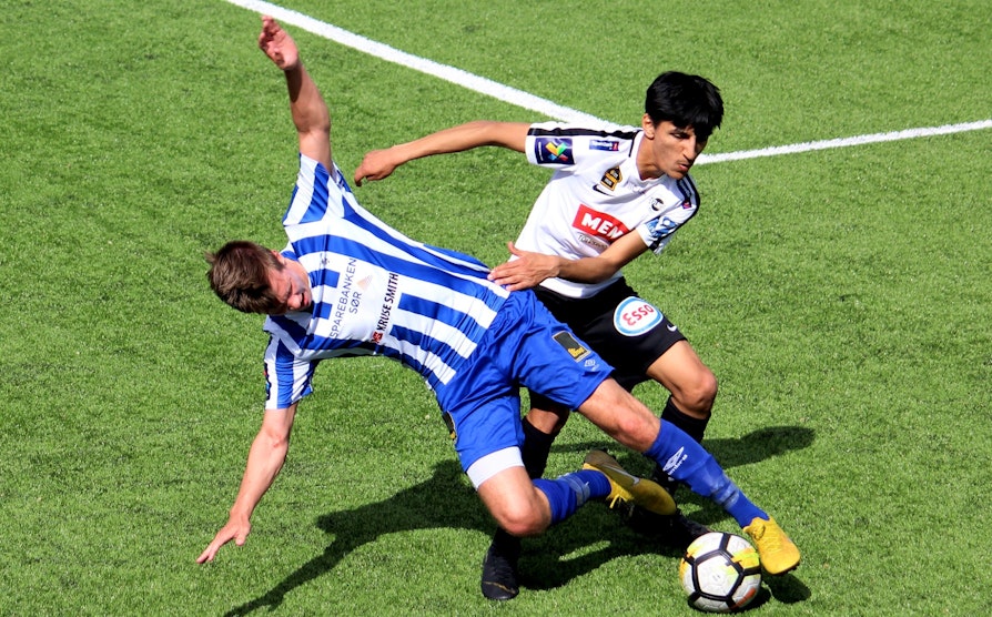 Norsk Tippingligaen. Flint mot Donn. 
Flints Sabawon Wahid Shamohammad til høyre, Donns Brian Jensen til venstre.