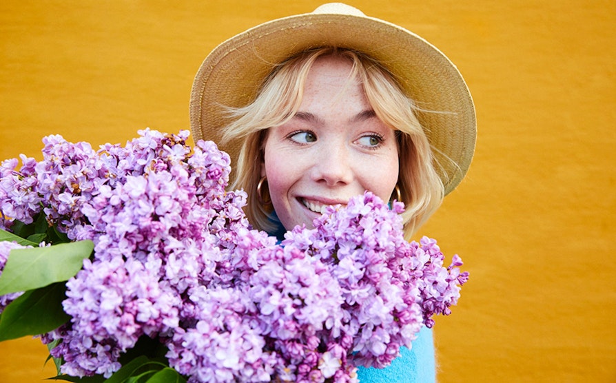 Extra_dame med lilla blomster_1000x622