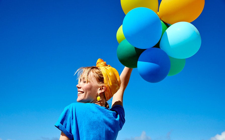 Vinnerøyeblikk
Kvinne med ballonger blå himmel