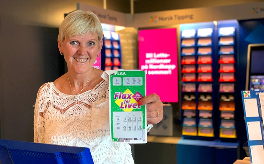 Heidi Luneng Nilsen tok imot en Flax for Livet-vinner som reiste fra Halden til Hamar i juli 2019 for å få bekreftet premien.