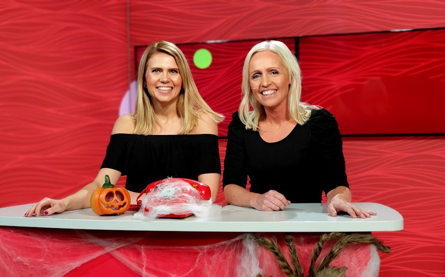 Pernille Storholm Skaret (t.v.) og Ingrid Roterud Mathisen. Programledere i direktesending på Facebook, torsdag 31. oktober. Trekning av daglig vinner - 100.000 kroner.