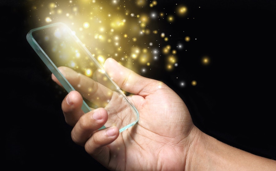 Lenke bildet i Adobe Stock: https://stock.adobe.com/fi/images/gold-magic-stars-light-on-smartphone/101317439?prev_url=detail