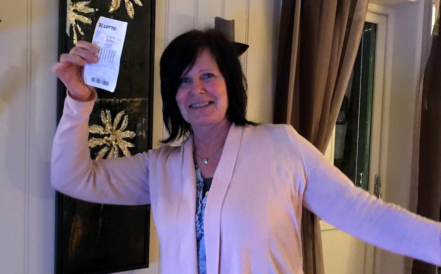 TIRSDAGENS VINNER: Solveig Haga (55) fra Lunner vant 100.000 kroner. Hun hadde nemlig spilt Lotto, registrert seg på Lotto.no - og hun tok telefonen innen 60 sekunder.