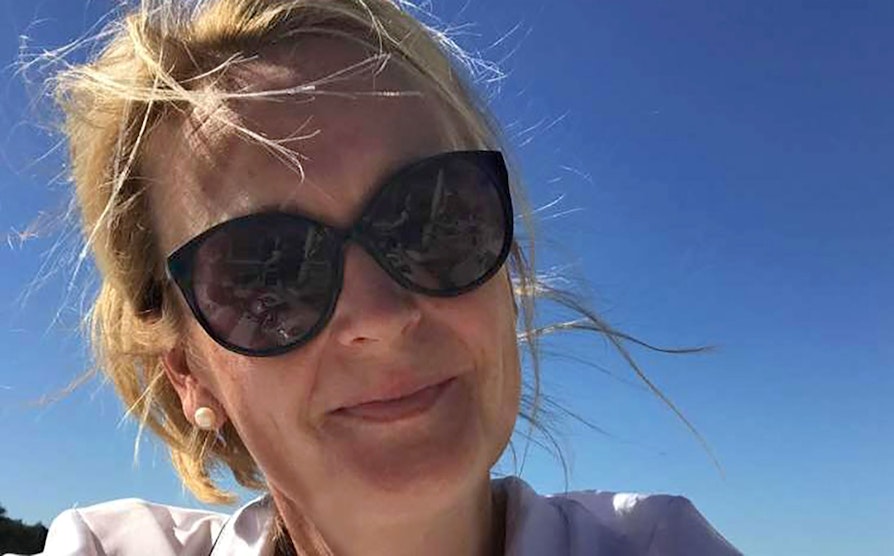 Bente Schildmann Haug vant 100.000 kroner i vekking fra Hamar lørdag 8. februiar 2020. Direktesending på Fadebook.