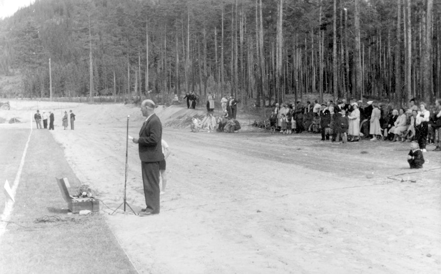 Byggeleder Harald Eriksen åpner den nye fotballbanen på Jømna i 1952. Foto: Anno Glomdalsmuseet.