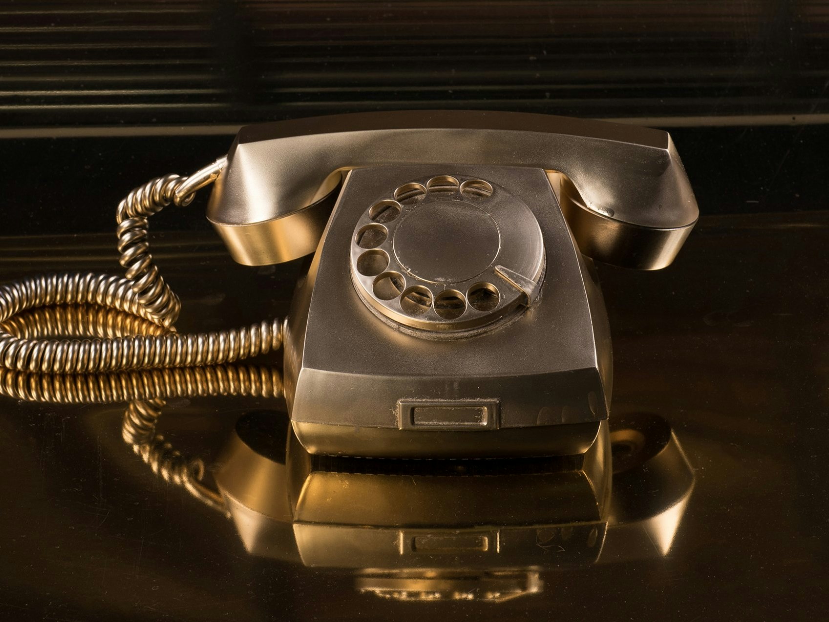 gammel telefon i gull