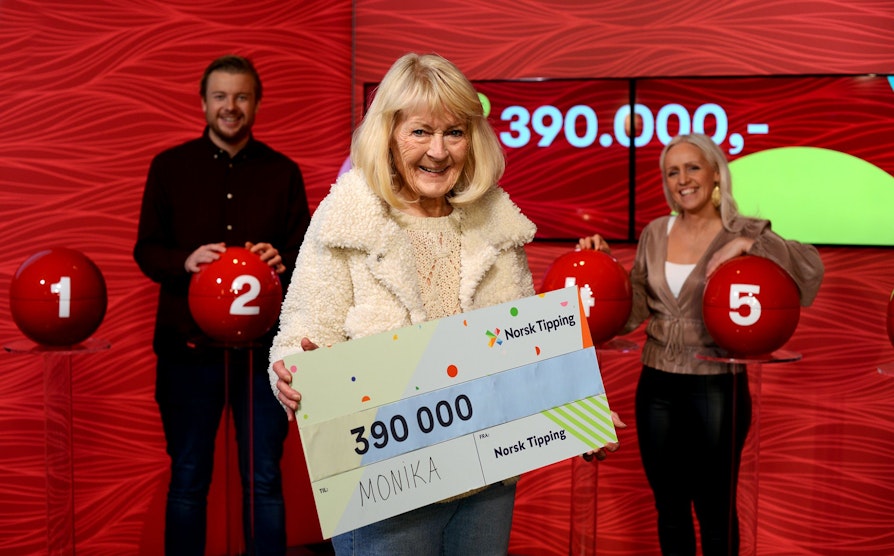 Monika Jahrn fra Hamar vant 390.000 kroner på direktesending lørdag 24. oktober 2020. Bak ser vi programlederne Lars Hulleberg og Ingrid Roterud Mathisen.